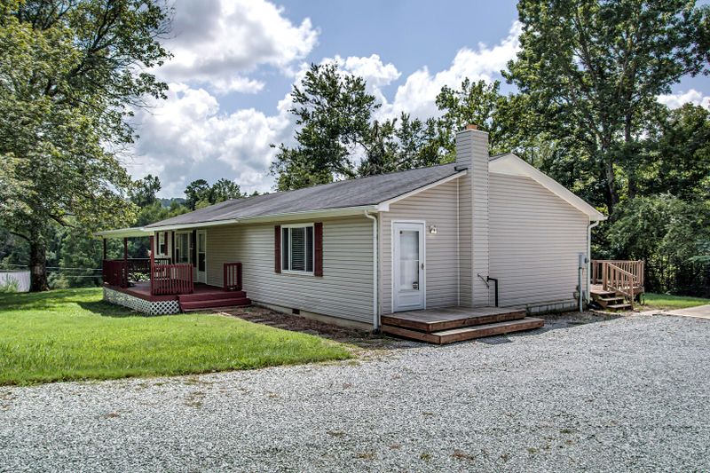 242 Sycamore Dr, Harriman, TN 37748