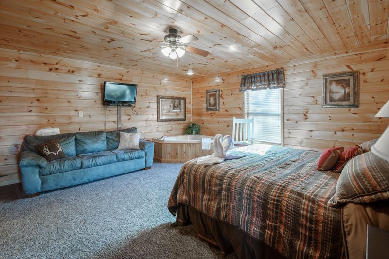 2420 Misty Shadows Dr, Sevierville, TN 37862