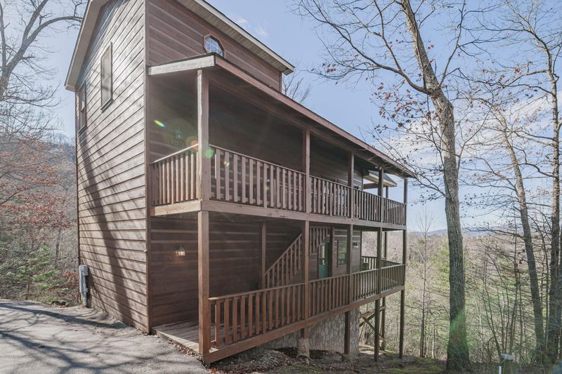 2420 Misty Shadows Dr, Sevierville, TN 37862
