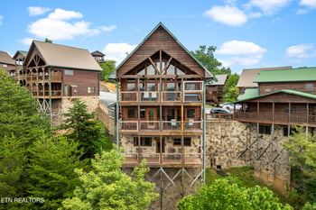 2422 Breezy Ridge Dr, Sevierville, TN 37876