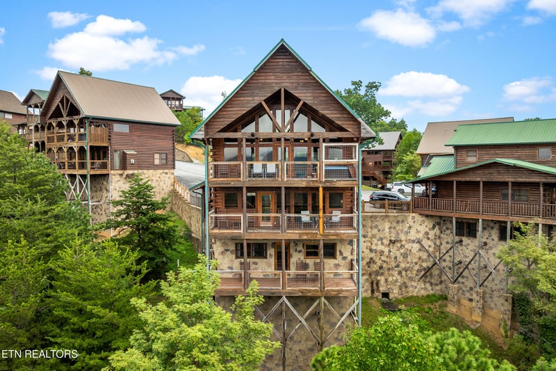 2422 Breezy Ridge Dr, Sevierville, TN 37876