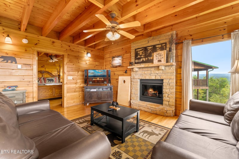 2422 Breezy Ridge Dr, Sevierville, TN 37876