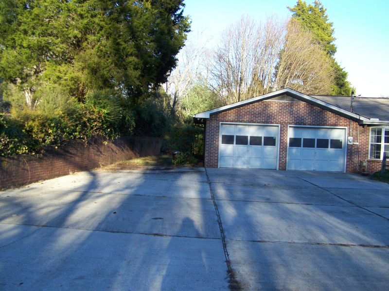 2423 Dixie Lee Cir, Lenoir City, TN 37772