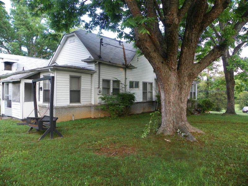 2425 Woodrow Dr, Knoxville, TN 37918