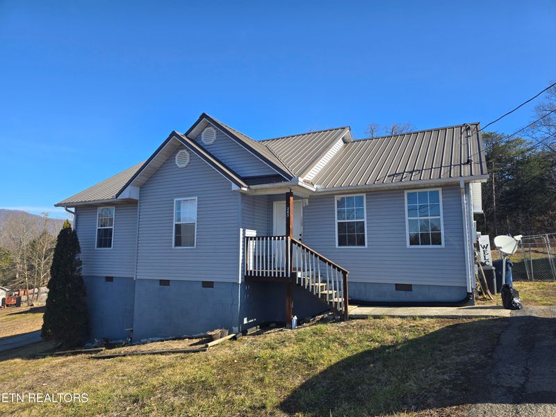 243 Sandy Hill Rd, Lafollette, TN 37766