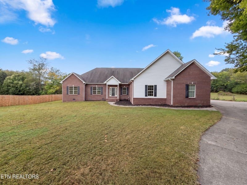 2433 Misty Ridge Dr, Lenoir City, TN 37772