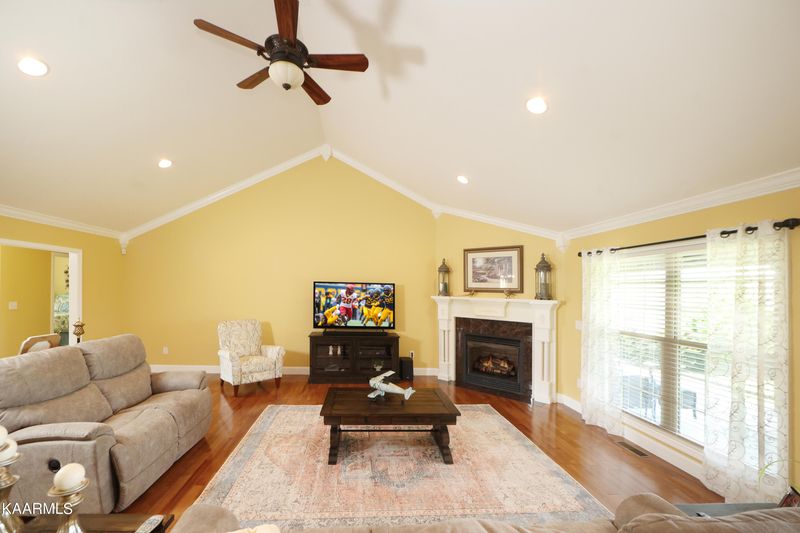 2437 River Sounds Dr, Sevierville, TN 37876