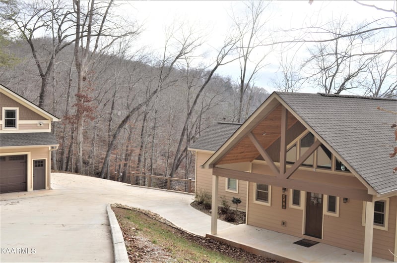 244 Hiwassee Dr, Jacksboro, TN 37757