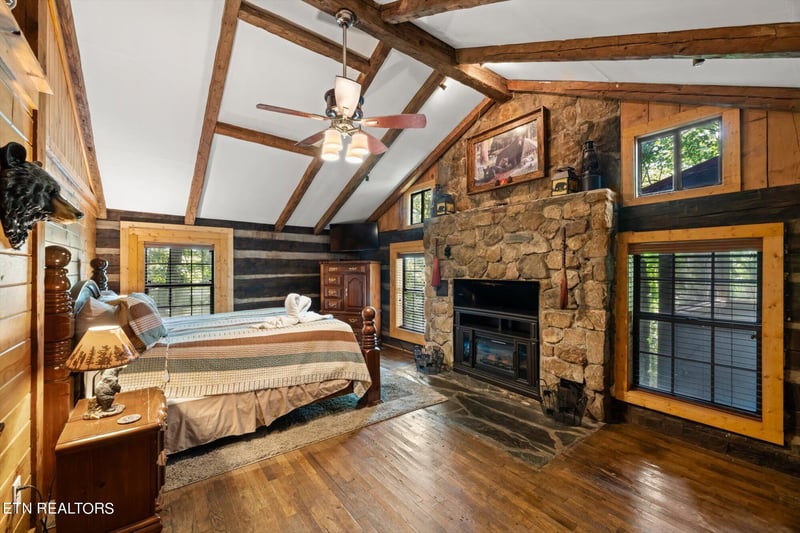 244 Spring Valley Rd, Pigeon Forge, TN 37863