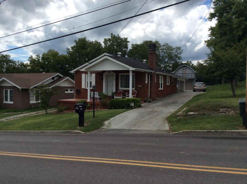 244 W Broad St, Clinton, TN 37716