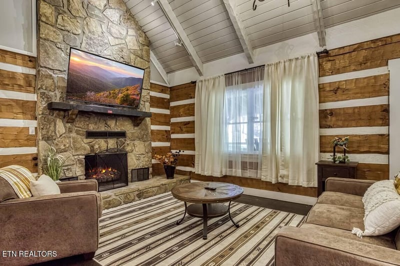 2440 Paradise Falls Way, Sevierville, TN 37862