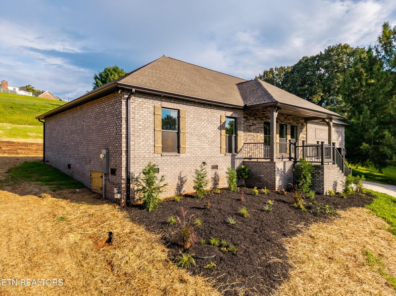 2440 Whisper Creek Dr, Friendsville, TN 37737