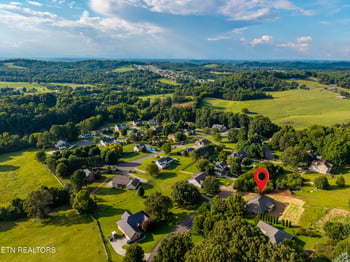 2440 Whisper Creek Dr, Friendsville, TN 37737