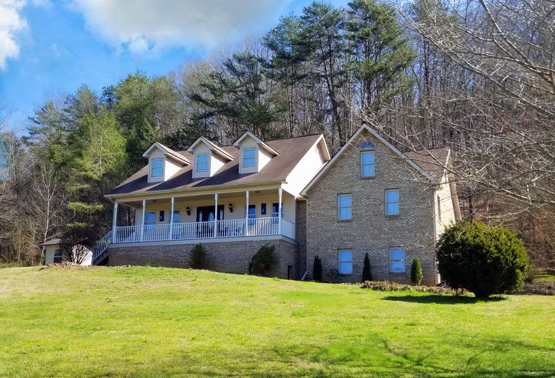 2446 Sugar Grove Valley Rd, Harriman, TN 37748