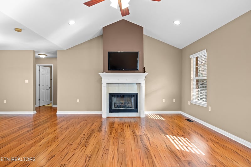2447 Whisper Creek Dr, Friendsville, TN 37737