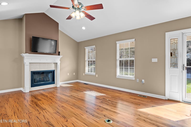 2447 Whisper Creek Dr, Friendsville, TN 37737