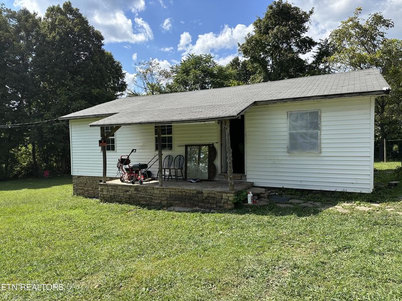 245 Elizabeth St, Crab Orchard, TN 37723