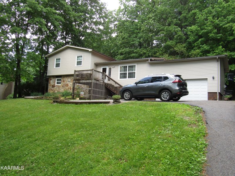 245 Fairway Ln, Oneida, TN 37841