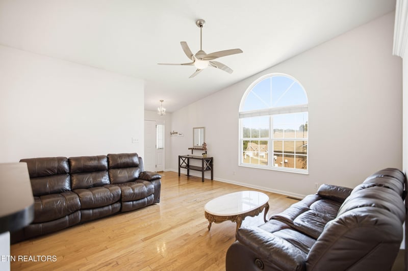 2462 Glen Meadow Rd, Knoxville, TN 37909