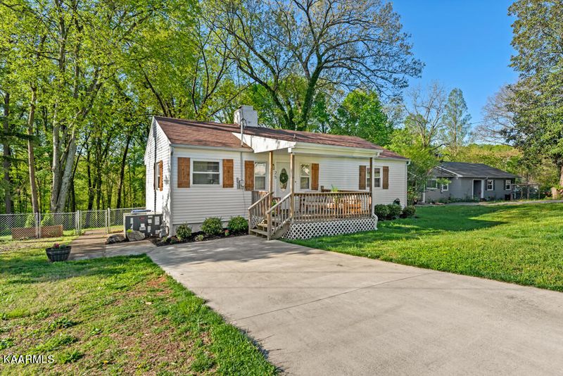25 Outer Dr, Oak Ridge, TN 37830