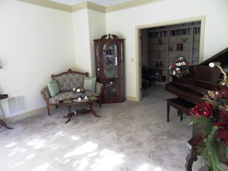 25 Riverside Dr, Oak Ridge, TN 37830