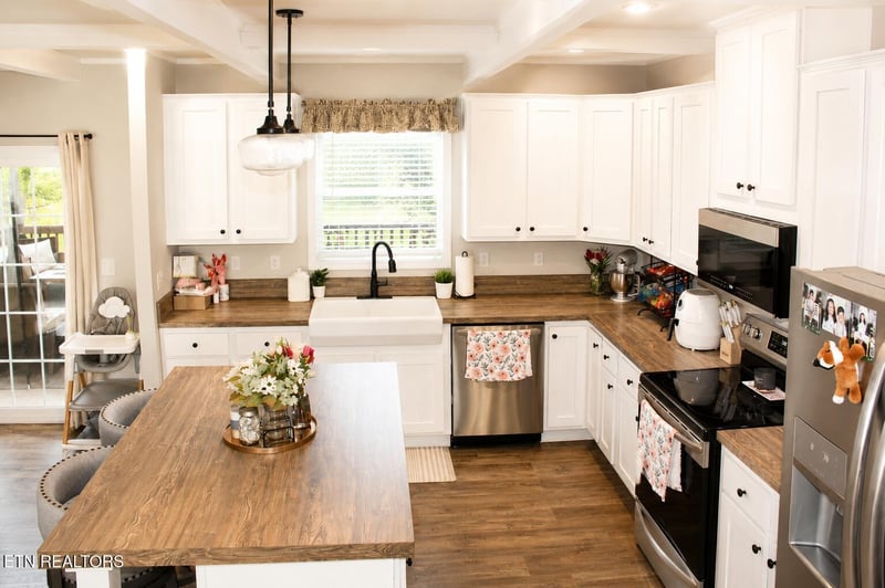 250 Cedar Crest Ln, Friendsville, TN 37737
