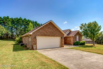 250 Edinburgh Dr, Lenoir City, TN 37771