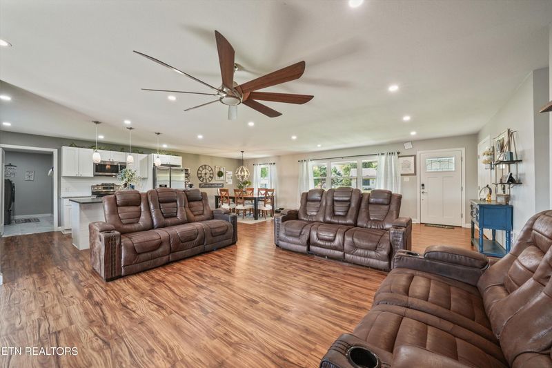 250 Trades Dr, Lenoir City, TN 37771