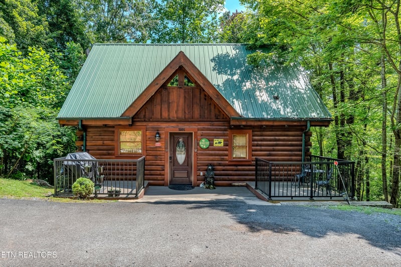 2502 N School House Gap Rd, Sevierville, TN 37876