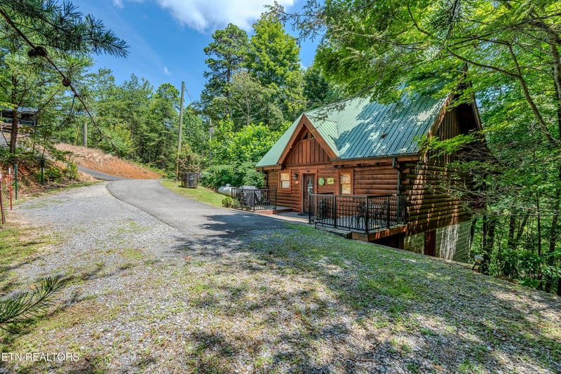 2502 N School House Gap Rd, Sevierville, TN 37876