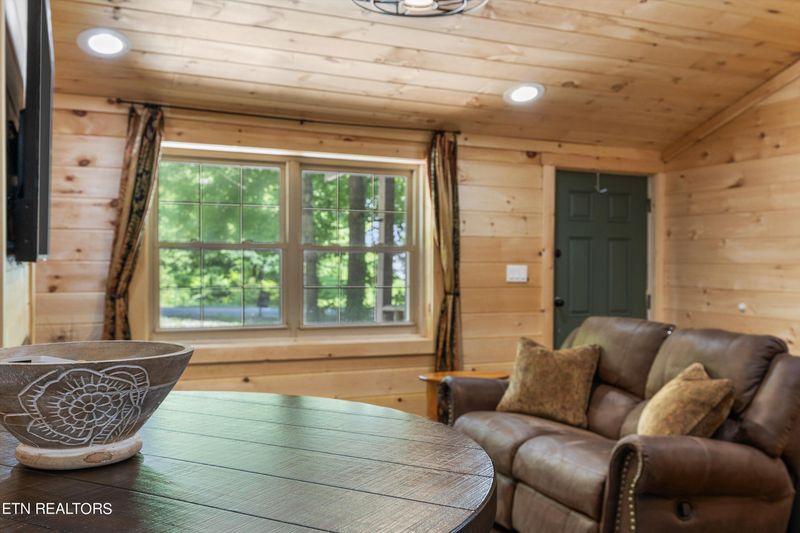 2502 Upper Middle Creek Rd, Sevierville, TN 37876