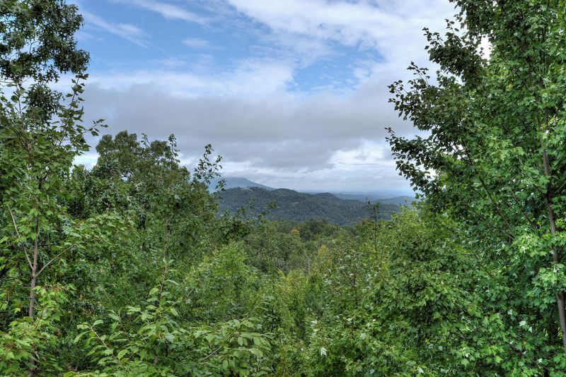 2509 Misty Shadows Dr, Sevierville, TN 37862