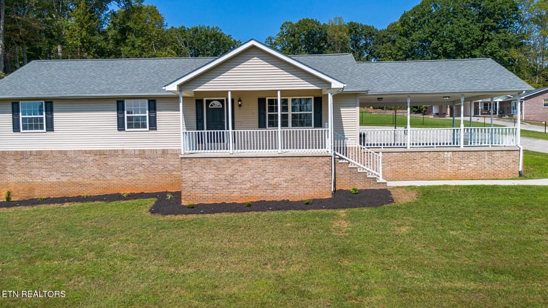 251 Woodland Dr, Harriman, TN 37748