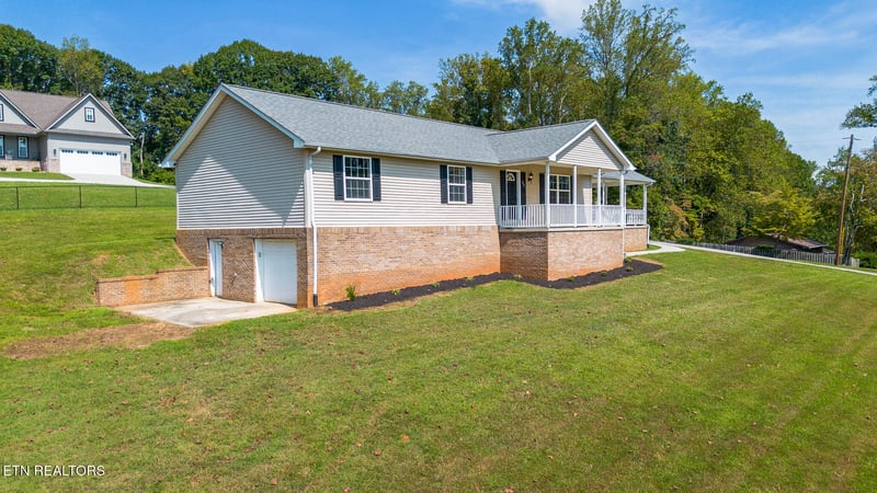 251 Woodland Dr, Harriman, TN 37748