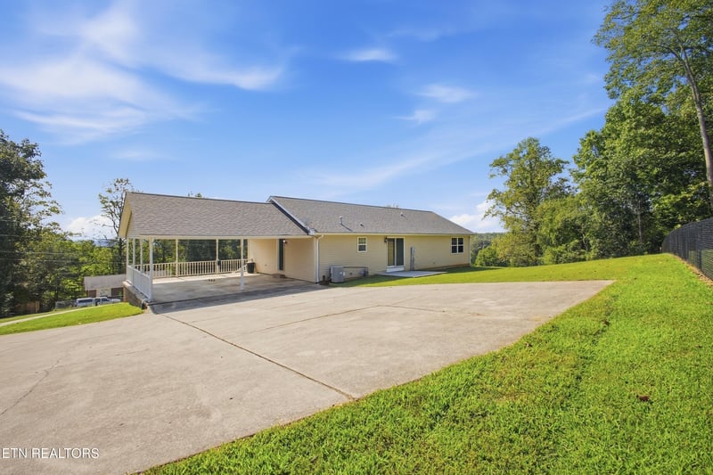 251 Woodland Dr, Harriman, TN 37748