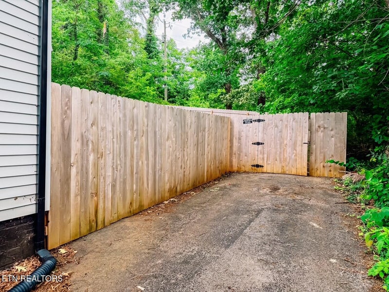 2512 Greenfield Ln, Knoxville, TN 37917