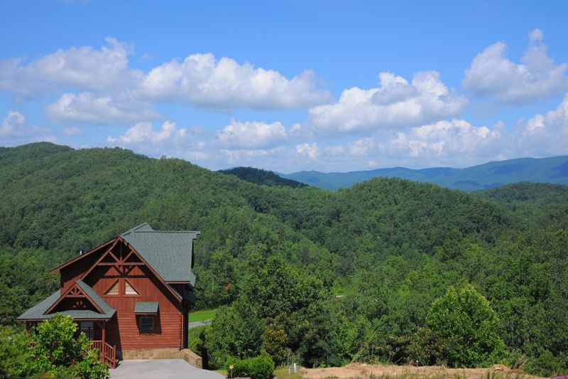 2512 Laurel Point Way, Sevierville, TN 37862