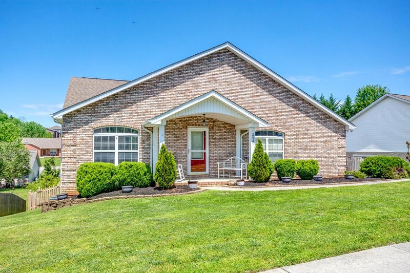2521 Willow Bend Dr, Maryville, TN 37804