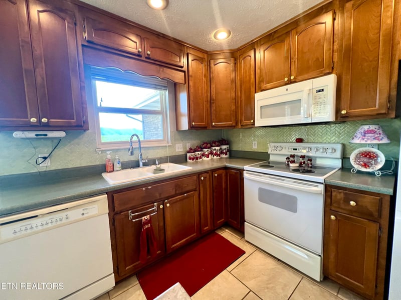 2526 Goingback Cir, Sevierville, TN 37876