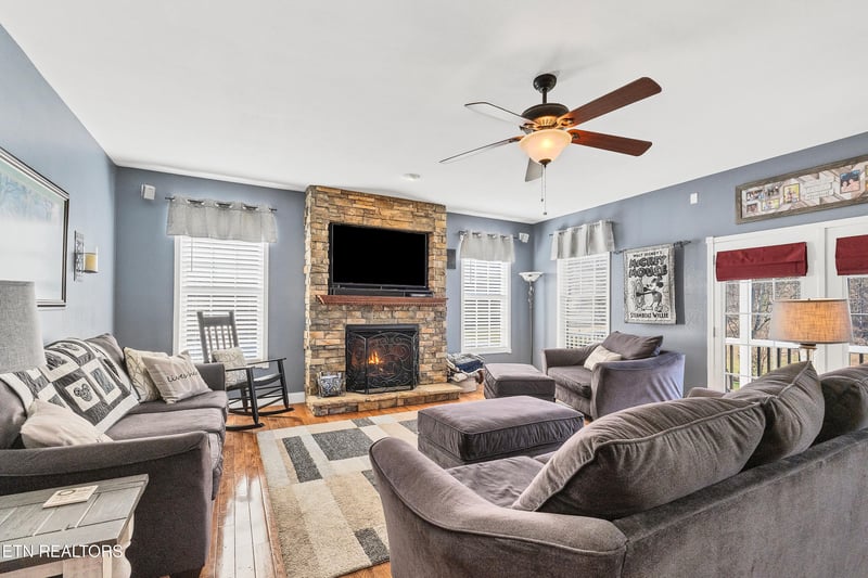 2526 Whisper Creek Dr, Friendsville, TN 37737