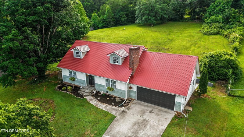 2527 Robinson Dr, Louisville, TN 37777