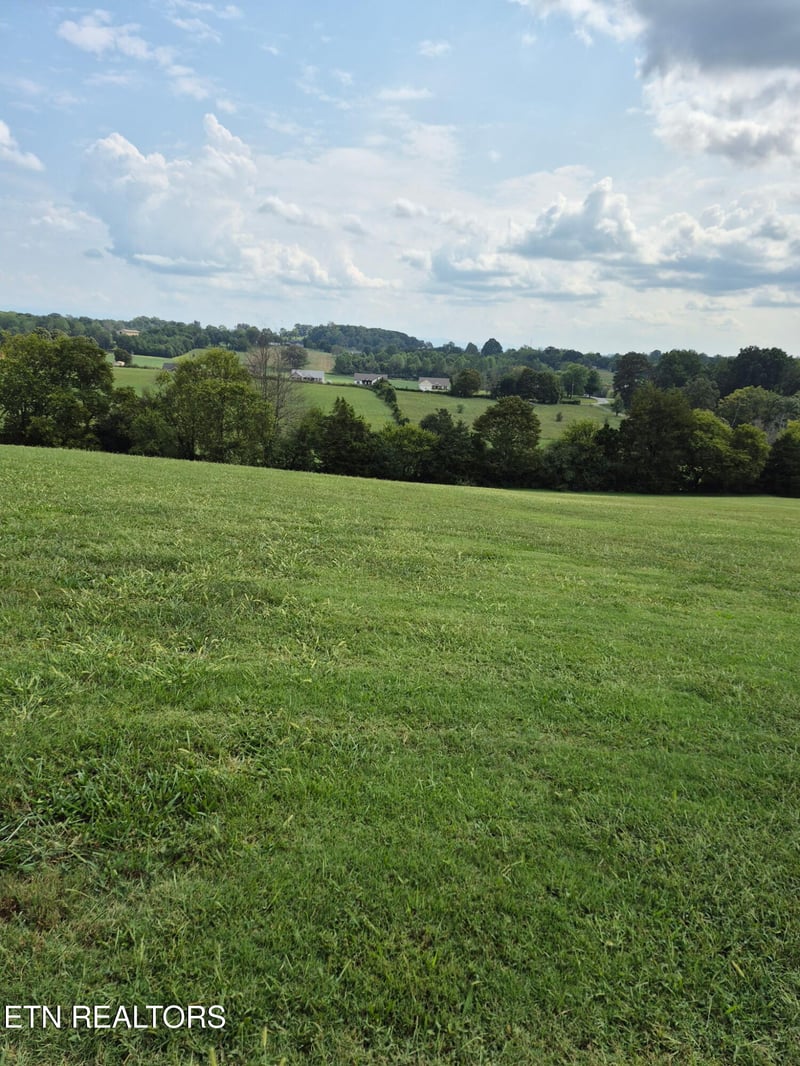 253 Old Christianburg Rd, Madisonville, TN 37354