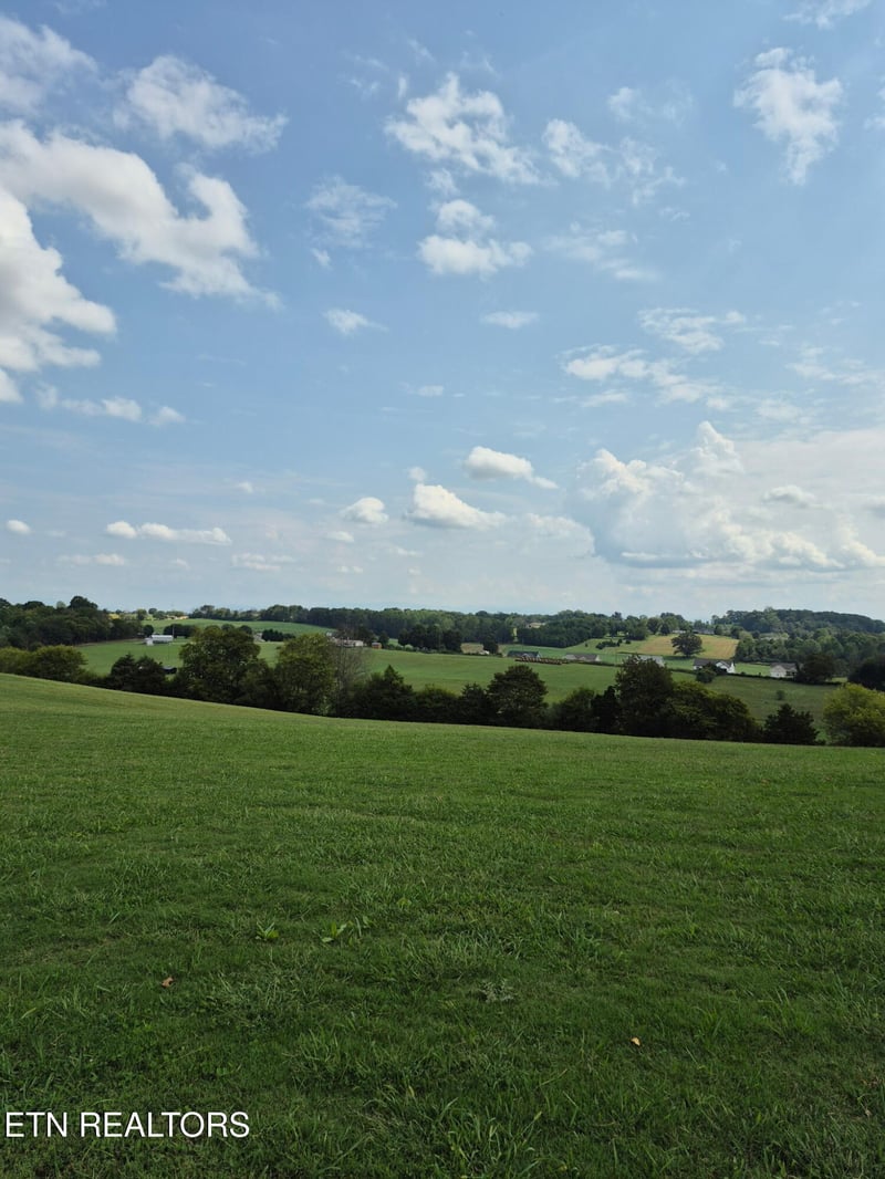 253 Old Christianburg Rd, Madisonville, TN 37354