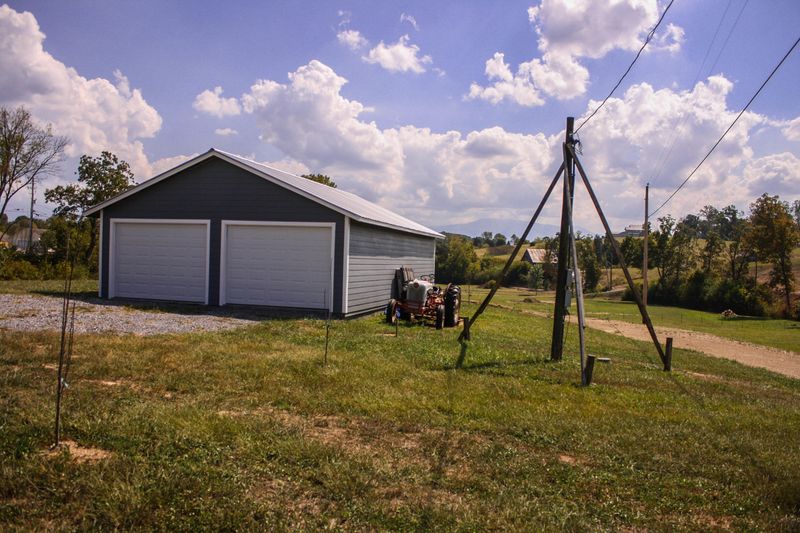 253 Red Bud Ln, Sevierville, TN 37876