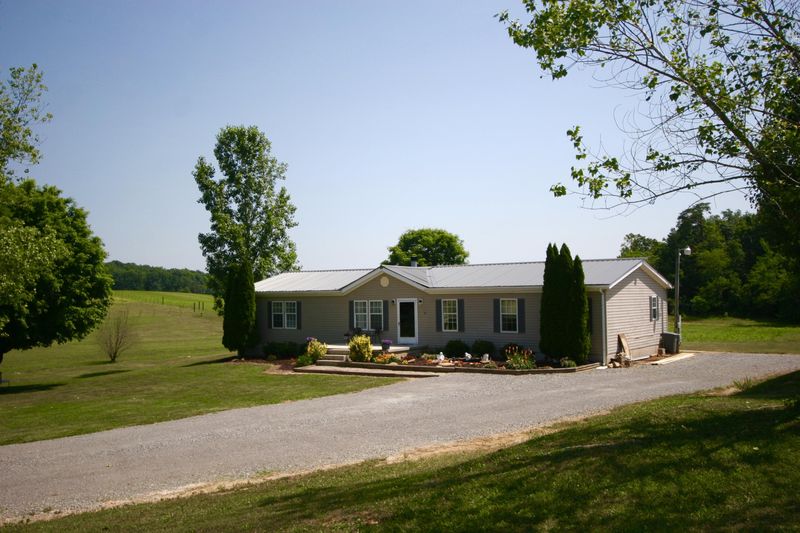 2530 W Wade Rd, Loudon, TN 37774