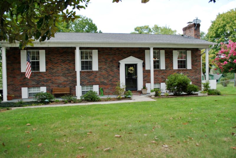 2532 Robinson Dr, Louisville, TN 37777