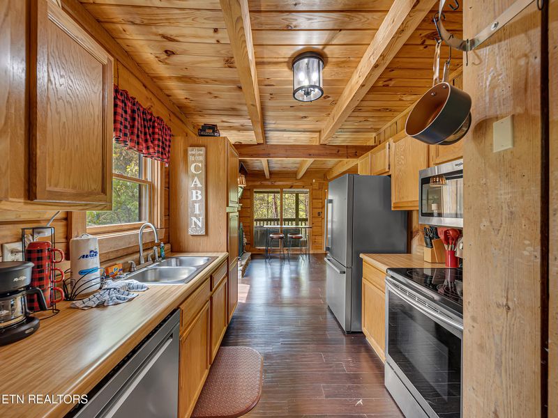 2534 Black Bear Ln, Sevierville, TN 37876