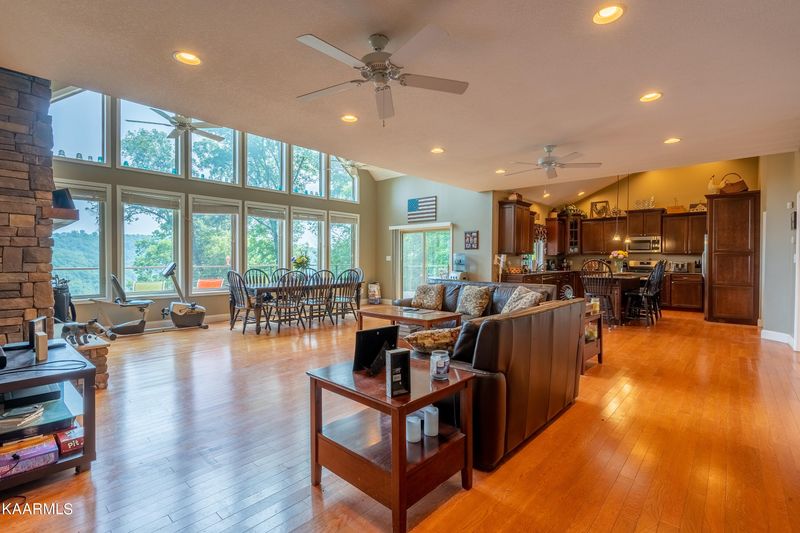 254 Stoney Rock Ln, Jacksboro, TN 37757