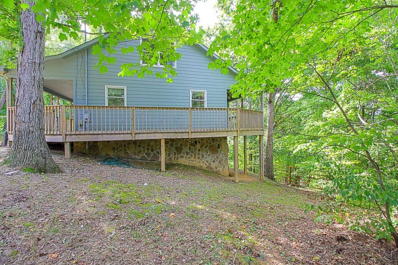 255 Clear Lake Dr, Jacksboro, TN 37757