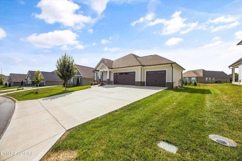 255 Trillium Tr, Lenoir City, TN 37771